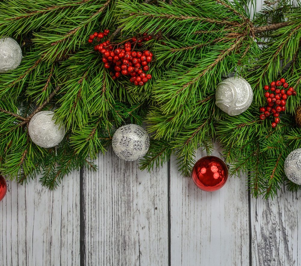 Guirlande en sapin naturel de 2 mètres décorant une rampe d’escalier, idéale pour une ambiance festive et authentique